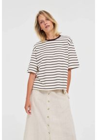 MOODO - T-shirt oversize w paski brązowy. Kolor: brązowy. Materiał: bawełna. Wzór: paski