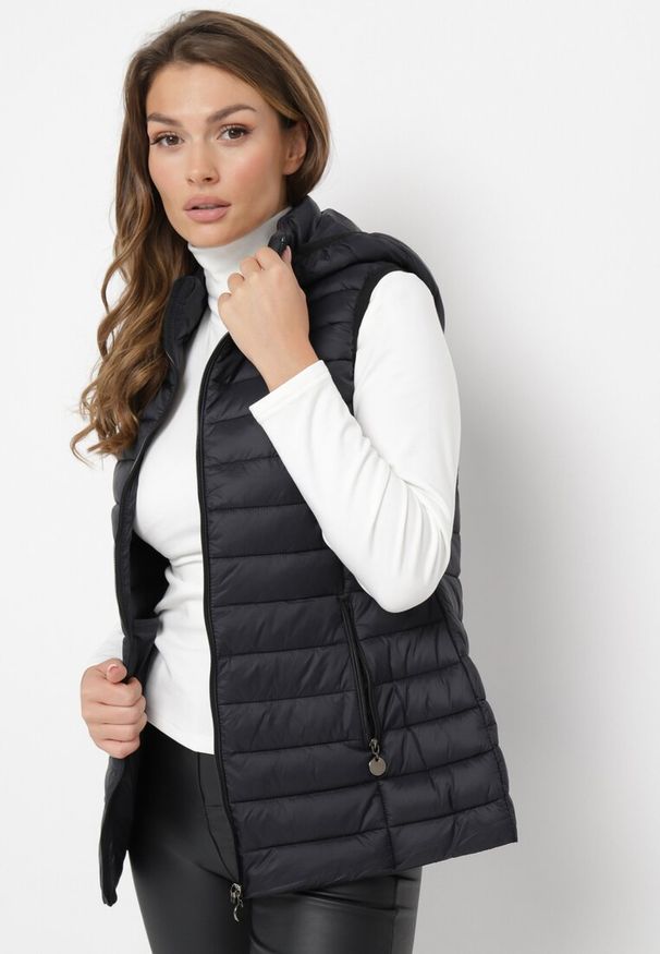 Born2be - Czarna Pikowana Kamizelka z Kieszeniami na Suwaki i Kapturem Lunevc. Kolor: czarny