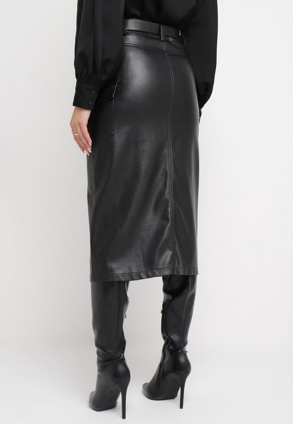 Born2be - Czarna Spódnica Ołówkowa z Imitacji Skóry z Paskiem w Komplecie Vimalo. Okazja: na spotkanie biznesowe, na co dzień. Kolor: czarny. Materiał: skóra. Styl: elegancki, casual, klasyczny, biznesowy