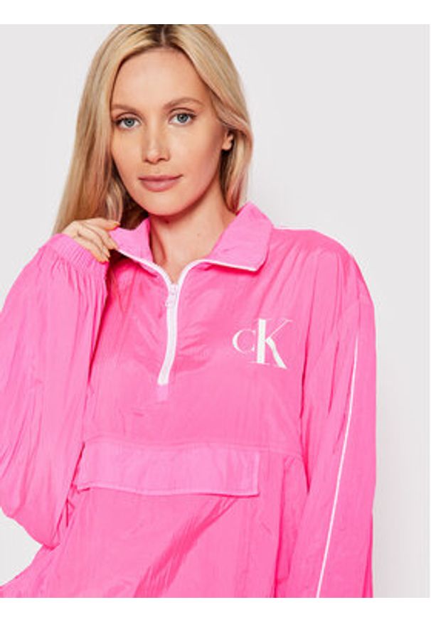 Calvin Klein Jeans Kurtka anorak J20J219008 Różowy Relaxed Fit. Kolor: różowy. Materiał: syntetyk