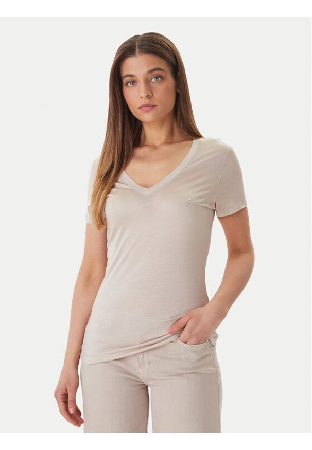 Guess T-Shirt W5GP31 KCSX2 Beżowy Classic Fit. Kolor: beżowy. Materiał: lyocell