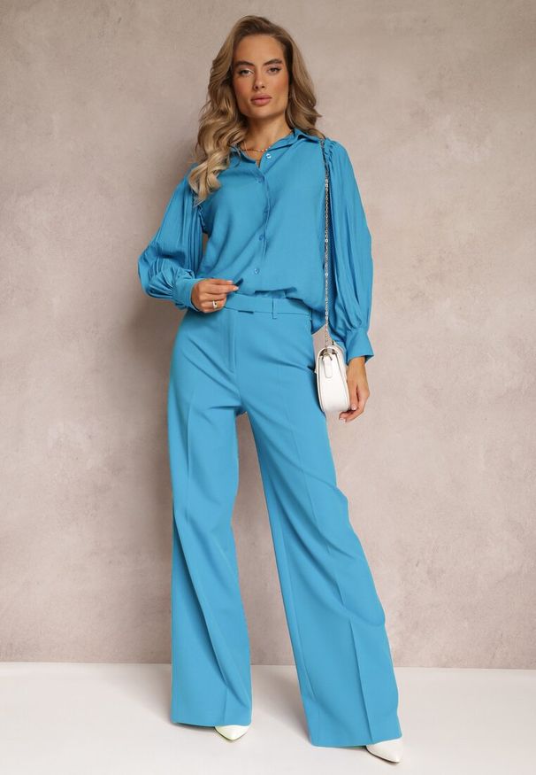 Renee - Niebieska Koszula z Ozdobnymi Rękawami z Plisowanej Tkaniny Zemona. Kolor: niebieski. Materiał: tkanina