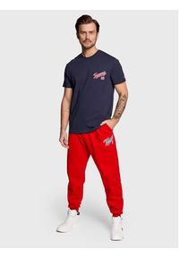 Tommy Jeans T-Shirt College 85 Logo DM0DM15672 Granatowy Regular Fit. Kolor: niebieski. Materiał: bawełna #5