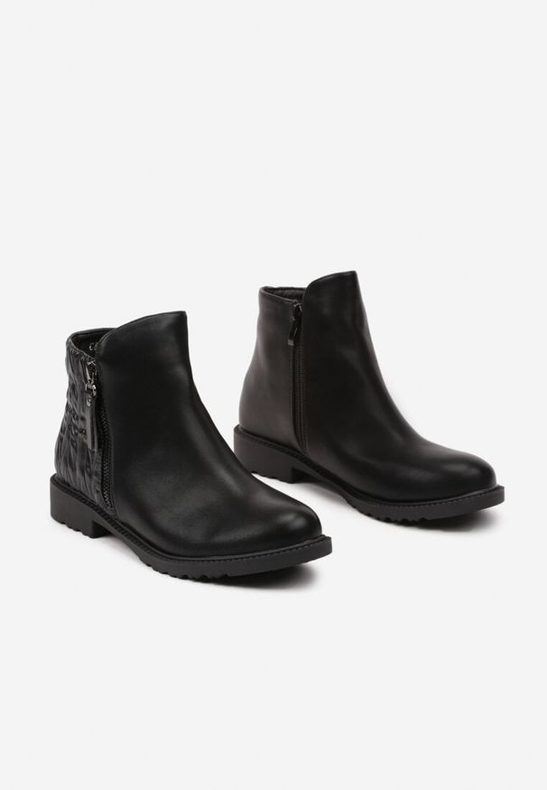 Born2be - Czarne Płaskie Botki Ozdobione Suwakiem i Tłoczoną Cholewką Zinnitra. Okazja: na co dzień. Kolor: czarny. Materiał: jeans, skóra. Szerokość cholewki: normalna. Wzór: aplikacja. Sezon: zima, jesień. Styl: elegancki, casual
