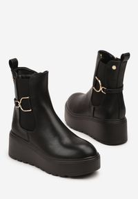 Born2be - Czarne Botki Vices Typu Sztyblety na Kotunie z Metaliczną Ozdobą Faliora. Okazja: na co dzień. Kolor: czarny. Materiał: jeans, skóra. Wzór: aplikacja. Styl: klasyczny, casual, elegancki #4