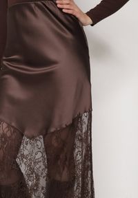Born2be - Brązowa Satynowa Spódnica Ozdobiona Koronką Milori. Okazja: na spotkanie biznesowe. Kolor: brązowy. Materiał: satyna, koronka. Wzór: aplikacja, koronka. Sezon: wiosna, lato. Styl: klasyczny, biznesowy #3