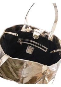 Kazar - Duża złota torebka na ramię ze skóry z chwostem. Kolor: złoty. Materiał: skórzane. Rozmiar: duże. Styl: elegancki, klasyczny. Rodzaj torebki: na ramię #2