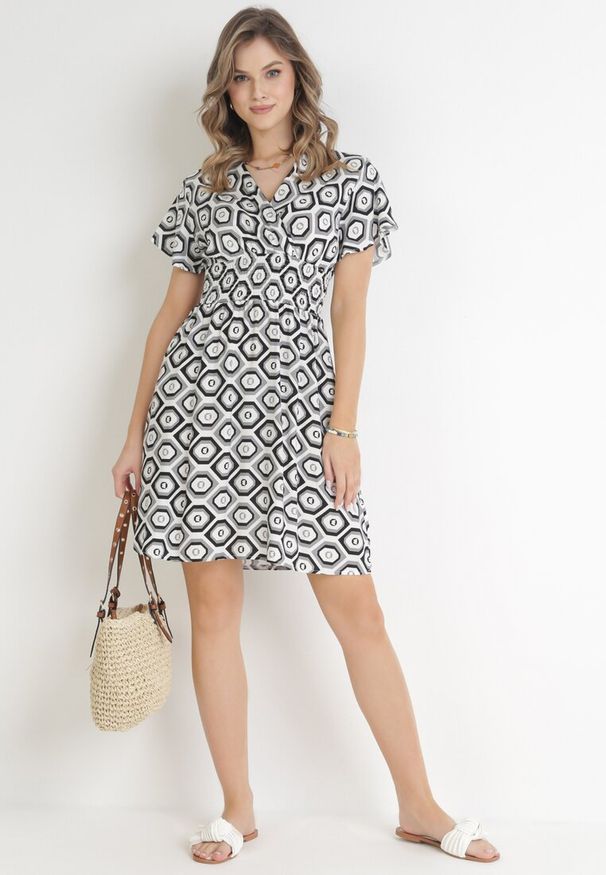 Born2be - Szaro-Biała Sukienka Mini z Wiskozy z Gumką w Pasie i Kopertowym Dekoltem Karisa. Kolor: szary. Materiał: wiskoza. Długość rękawa: krótki rękaw. Sezon: wiosna, lato. Typ sukienki: kopertowe. Długość: mini