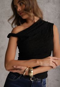 Renee - Czarna Asymetryczna Bluzka z Koronki na Jedno Ramię Olitheilise. Okazja: na co dzień, na imprezę. Kolor: czarny. Materiał: koronka. Wzór: koronka. Styl: casual #7