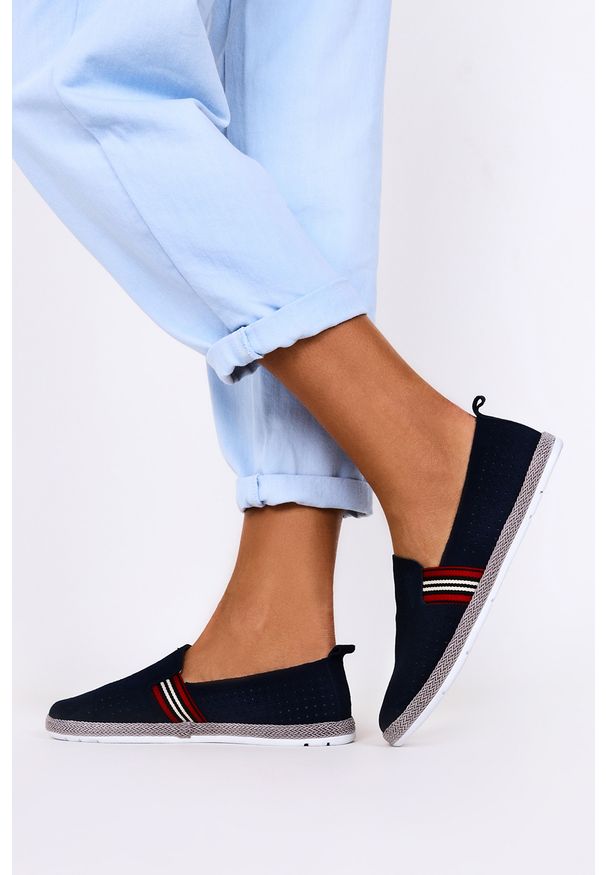 Filippo - Granatowe półbuty filippo skórzane ażurowe slip on dp2309/21nv. Zapięcie: bez zapięcia. Kolor: niebieski. Materiał: skóra. Wzór: ażurowy