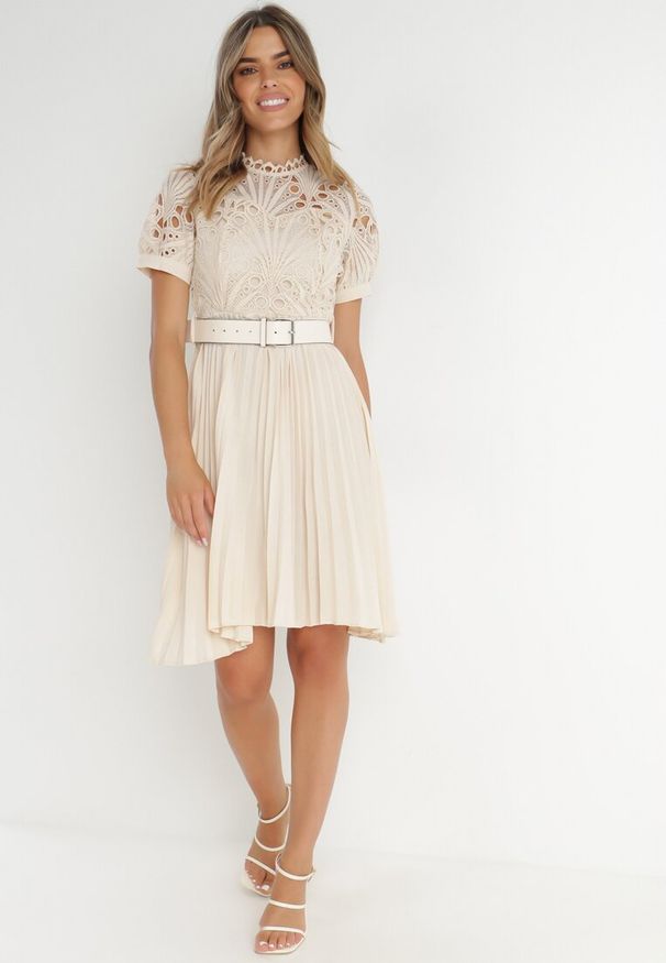 Born2be - Beżowa Sukienka o Rozkloszowanym Kroju z Koronką Plisami i Paskiem Bryne. Kolor: beżowy. Materiał: koronka. Długość rękawa: krótki rękaw. Wzór: koronka. Styl: klasyczny