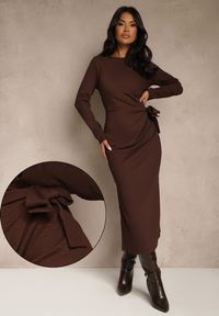 Renee - Brązowa Sukienka o Taliowanym Kroju z Wiązaniem w Pasie i Rozcięciami Esalarra. Okazja: na co dzień, na spotkanie biznesowe, na randkę, do pracy. Kolor: brązowy. Typ sukienki: oversize. Styl: casual, biznesowy, klasyczny #1