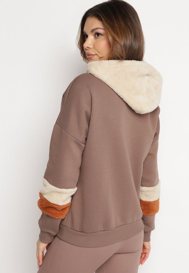 Born2be - Brązowa Bluza z Kapturem i Futrzanymi Wstawkami Pyroxis. Typ kołnierza: kaptur. Kolor: brązowy. Materiał: futro