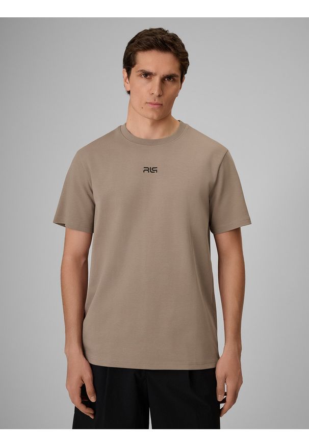 4f - 4F T-shirt regular gładki męski 4F x Robert Lewandowski - beżowy XXL. Okazja: na co dzień, na spacer. Kolor: beżowy. Materiał: jersey, bawełna, materiał, dzianina. Wzór: gładki. Sezon: lato. Styl: sportowy, klasyczny, casual