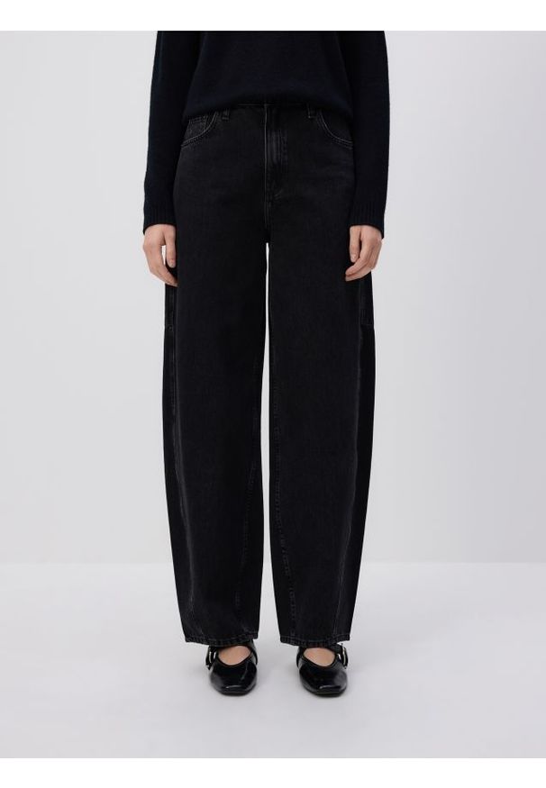 Reserved - Jeansy barrel leg - czarny. Kolor: czarny