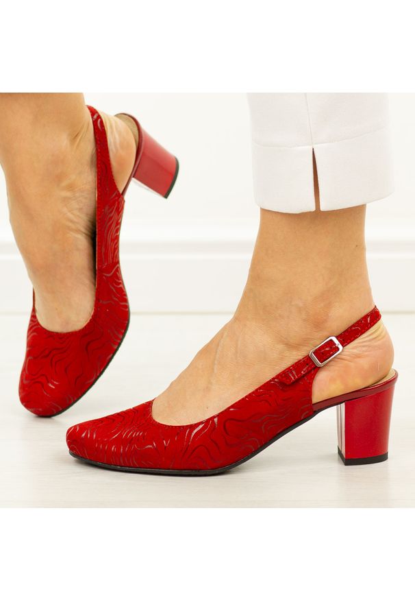 Czerwone skórzane Polskie czółenka damskie na słupku Gregors 855. Nosek buta: okrągły. Zapięcie: pasek. Kolor: czerwony. Materiał: nubuk, skóra. Sezon: wiosna, lato. Obcas: na słupku. Styl: elegancki, klasyczny. Wysokość obcasa: średni