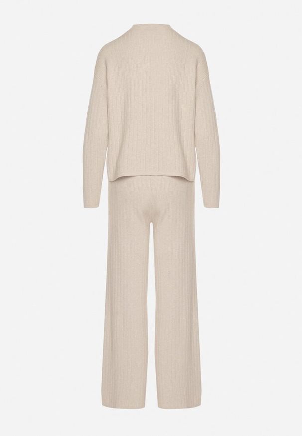 Born2be - Jasnobeżowy Prążkowany Komplet Dzianinowy Szerokie Spodnie i Sweter z Półgolfem Fenitiva. Kolor: beżowy. Materiał: dzianina, prążkowany