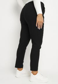 Born2be - Czarne Spodnie z Wiskozą i Ozdobnymi Guzikami Tenzina. Okazja: na co dzień. Kolor: czarny. Materiał: wiskoza. Styl: klasyczny, casual #4