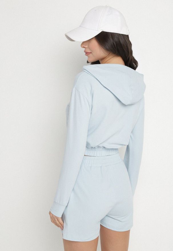 Born2be - Jasnoniebieski Bawełniany Komplet Sportowy Bluza z Kapturem i Szorty Izilia. Kolor: niebieski. Materiał: bawełna