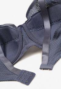 Renee - Granatowy Biustonosz Ozdobiony Perforacją o Kroju Full Cup Erreviana. Kolor: niebieski. Materiał: jeans. Wzór: aplikacja