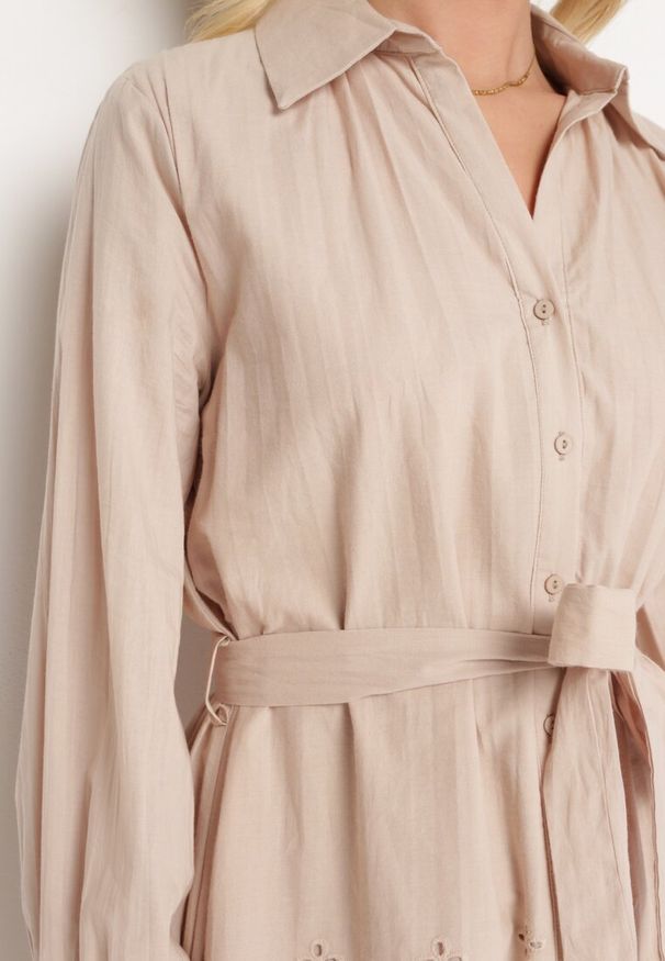 Born2be - Beżowa Koszulowa Sukienka z Bawełny Zapinana na Guziki z Materiałowym Paskiem i Koronką Uzilara. Kolor: beżowy. Materiał: materiał, bawełna, koronka. Długość rękawa: długi rękaw. Wzór: koronka. Typ sukienki: koszulowe. Styl: klasyczny