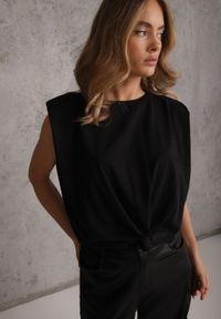Renee - Czarny Wiązany Top Oversize z Bawełny Bez Rękawów z Poduszkami w Ramionach Othrassa. Okazja: na co dzień, na randkę. Kolor: czarny. Materiał: bawełna. Długość rękawa: bez rękawów. Długość: krótkie. Styl: casual #1