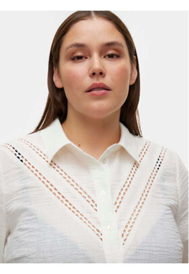 Vero Moda Curve Sukienka koszulowa Chris 10301894 Biały Regular Fit. Kolor: biały. Materiał: syntetyk. Typ sukienki: koszulowe