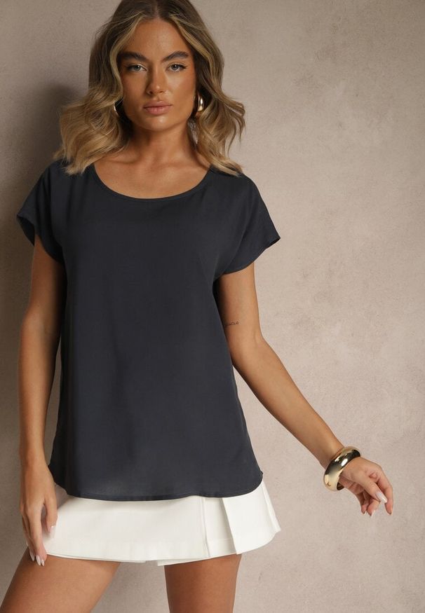 Renee - Granatowa Wiskozowa Bluzka Oversize Lirealia. Okazja: na co dzień. Kolor: niebieski. Materiał: wiskoza. Styl: casual