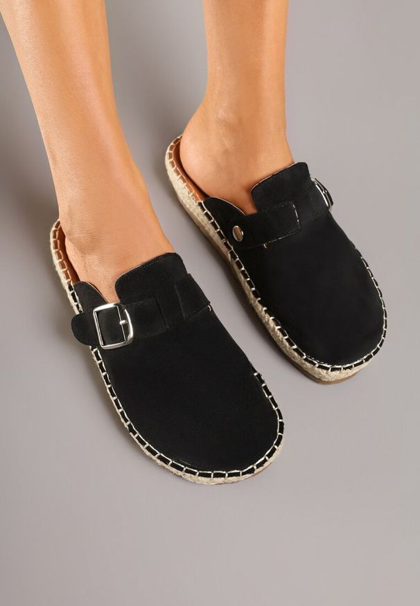 Born2be - Czarne Klapki w Stylu Chodaków z Klamrą i Plecioną Podeszwą Zindara. Okazja: na co dzień. Kolor: czarny. Materiał: len. Styl: boho, elegancki, casual