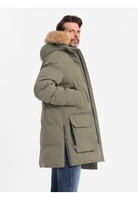 Ombre Clothing - Długa męska kurtka parka z rozpinanym dołem – ciemnooliwkowa V4 - Rozmiar: L. Typ kołnierza: kołnierzyk stójkowy. Kolor: oliwkowy. Materiał: guma, tkanina, futro, poliester, materiał, syntetyk. Długość: długie. Wzór: gładki, aplikacja #6