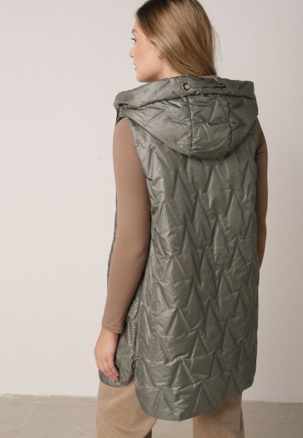 Born2be - Zielona Pikowana Kamizelka o Długim Kroju z Nieodpinanym Kapturem w Romby Dephice. Okazja: na co dzień. Typ kołnierza: kaptur. Kolor: zielony. Materiał: jeans, materiał. Długość: długie. Styl: casual, elegancki