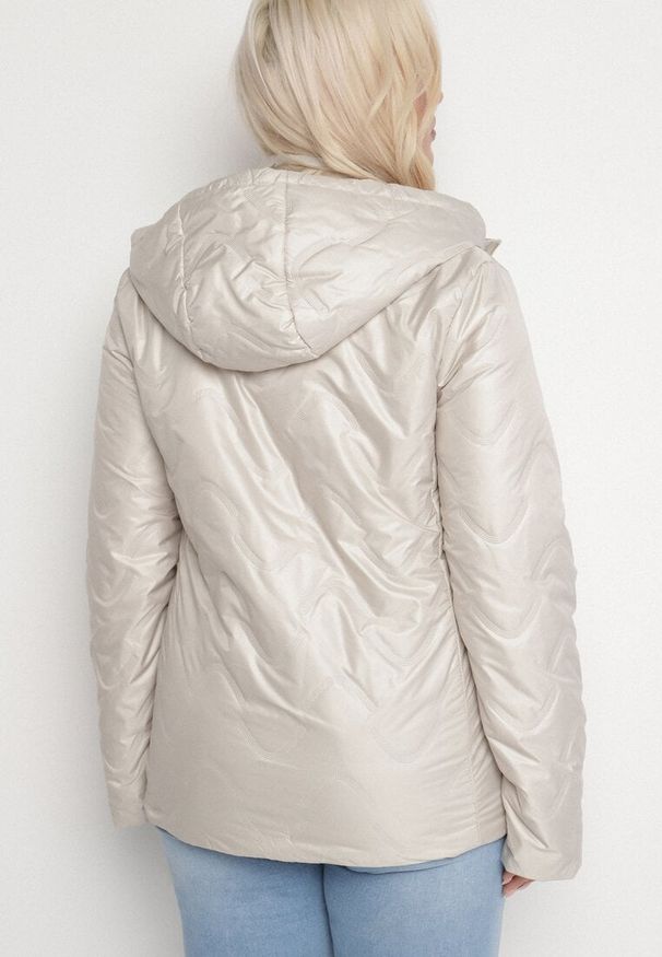Born2be - Jasnobeżowa Kurtka Pikowana z Odpinanym Kapturem Marinos. Kolekcja: plus size. Kolor: beżowy. Styl: elegancki