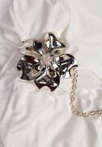 Renee - Biały Marszczony Top Halter z Łańcuszkiem i Kwiatem Przy Dekolcie Idivanna. Okazja: na imprezę. Typ kołnierza: dekolt halter. Kolor: biały. Materiał: jeans. Wzór: kwiaty. Styl: elegancki #5