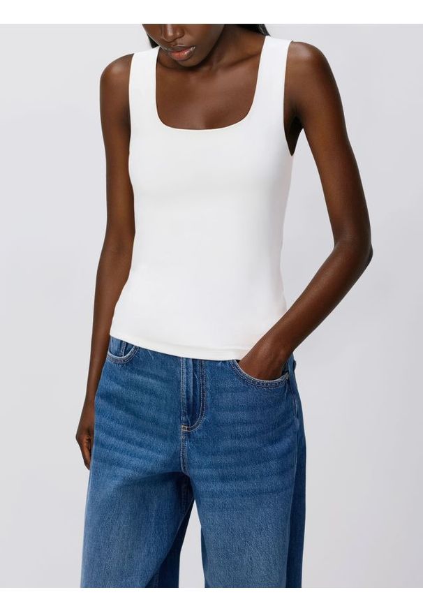 Reserved - Gładki top - biały. Kolor: biały. Materiał: dzianina. Wzór: gładki