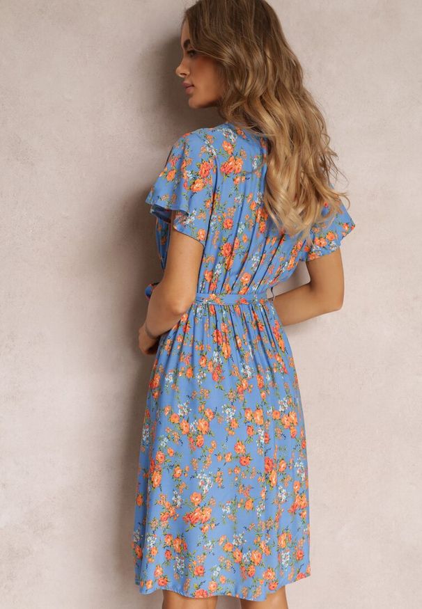 Renee - Niebieska Wiskozowa Sukienka Midi w Kwiaty z Gumką w Pasie i Materiałowym Paskiem Aidenia. Kolor: niebieski. Materiał: wiskoza, materiał. Wzór: kwiaty. Typ sukienki: kopertowe. Długość: midi