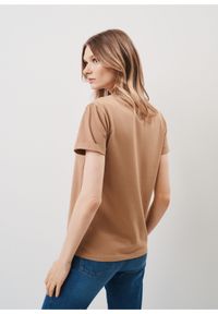 Ochnik - T-shirt damski w kolorze camel z aplikacją wilgi. Okazja: na co dzień. Kolor: brązowy. Materiał: bawełna. Długość: krótkie. Wzór: aplikacja. Styl: casual #3