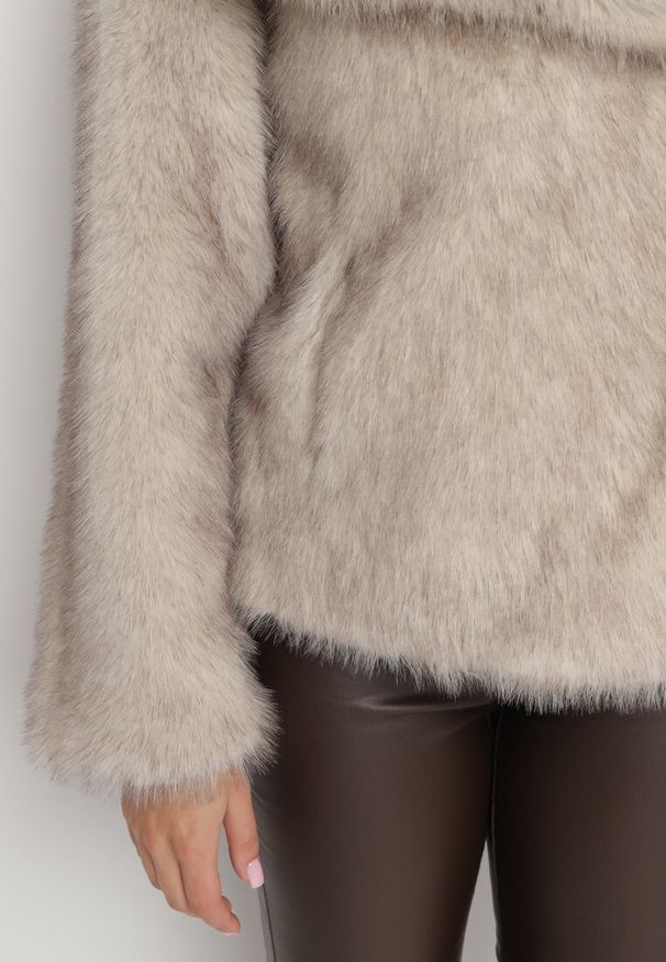 Born2be - Beżowa Futrzana Kurtka z Szerokim Kołnierzem Merionnie. Kolor: beżowy. Materiał: futro. Styl: elegancki