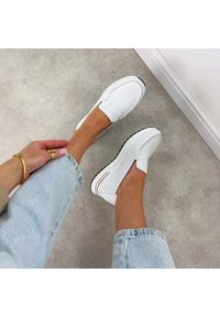 Białe ażurowe skórzane mokasyny damskie Jezzi 9793. Okazja: na co dzień, na spacer. Nosek buta: okrągły. Zapięcie: bez zapięcia. Kolor: biały. Szerokość cholewki: normalna. Wzór: ażurowy. Materiał: skóra. Sezon: wiosna, lato, jesień. Styl: casual, klasyczny, elegancki #1