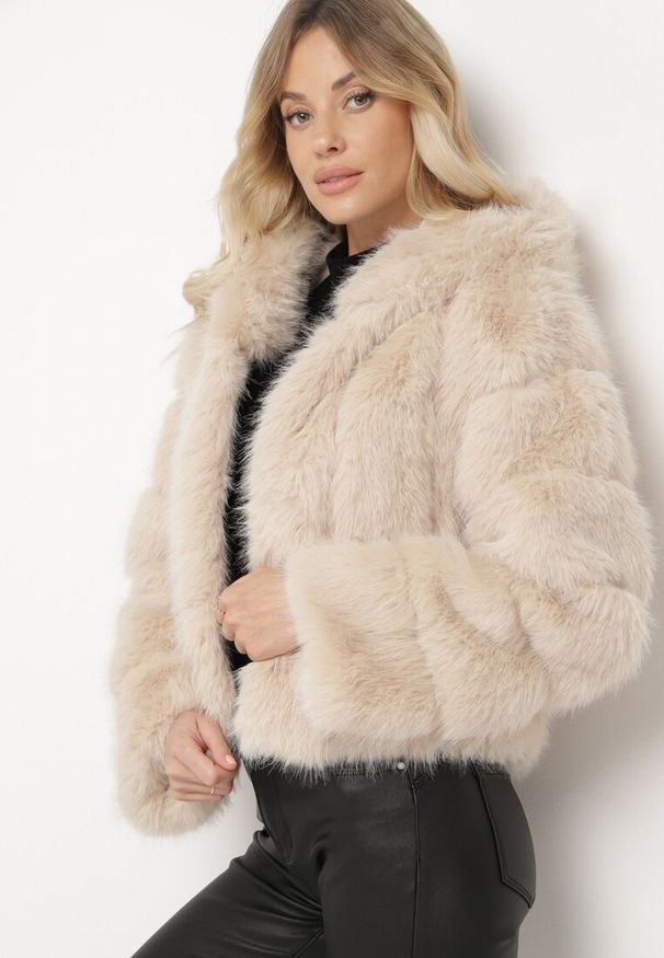 Born2be - Beżowa Futerkowa Kurtka z Przeszywanymi Rękawami i Kapturem Pariola. Okazja: na co dzień. Kolor: beżowy. Styl: wizytowy, casual, elegancki