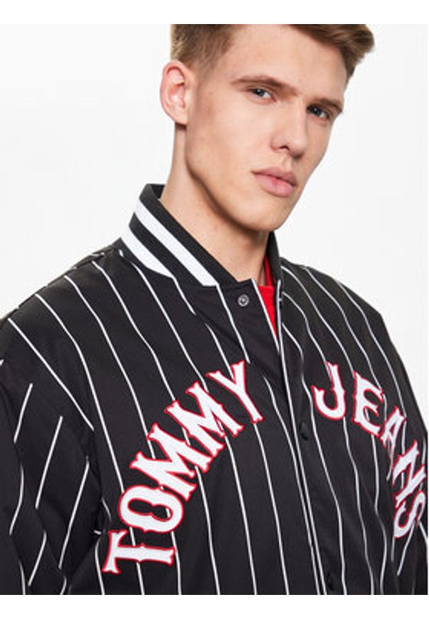 Tommy Jeans Kurtka bomber Pinstripe DM0DM15917 Czarny Relaxed Fit. Kolor: czarny. Materiał: syntetyk