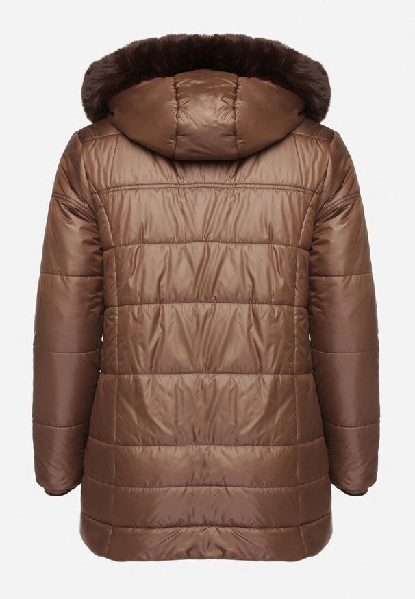Born2be - Brązowa Pikowana Kurtka Ocieplona Futrem z Kapturem z Futrzanym Wykończeniem Saliswen. Okazja: do pracy. Typ kołnierza: kaptur. Kolekcja: plus size. Kolor: brązowy. Materiał: futro. Długość rękawa: długi rękaw. Długość: długie. Styl: elegancki, klasyczny