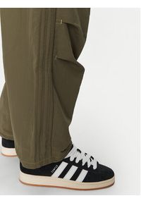 Adidas - adidas Spodnie dresowe Parachute JD5416 Zielony Loose Fit. Kolor: zielony. Materiał: syntetyk