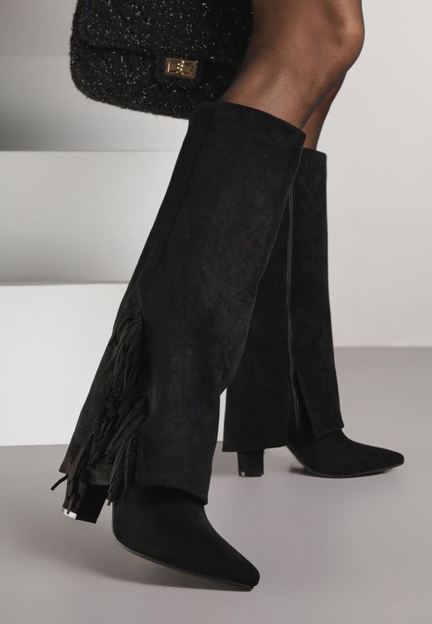 Renee - Czarne Kozaki na Słupkowym Obcasie z Cholewką Imitującą Nogawkę z Frędzlami Linafela. Kolor: czarny. Materiał: zamsz, koronka. Szerokość cholewki: normalna. Obcas: na obcasie. Styl: elegancki. Wysokość obcasa: średni