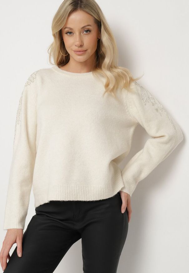 Born2be - Jasnobeżowy Sweter z Wełną i Aplikacjami na Ramionach Gebirae. Okazja: na co dzień. Kolor: beżowy. Materiał: wełna. Długość rękawa: długi rękaw. Długość: długie. Wzór: aplikacja. Styl: wizytowy, elegancki, casual