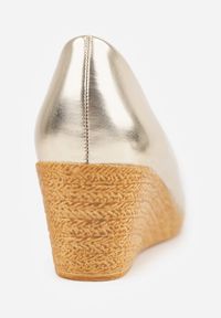 Born2be - Złote Czółenka Vices na Koturnie ze Skórzaną Wkładką Delinor. Okazja: na co dzień, do pracy. Kolor: złoty. Materiał: skóra. Obcas: na koturnie. Styl: casual #8