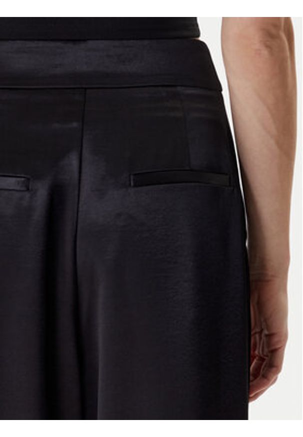 Guess Spodnie materiałowe W6RB66 W2612 Czarny Regular Fit. Kolor: czarny. Materiał: syntetyk