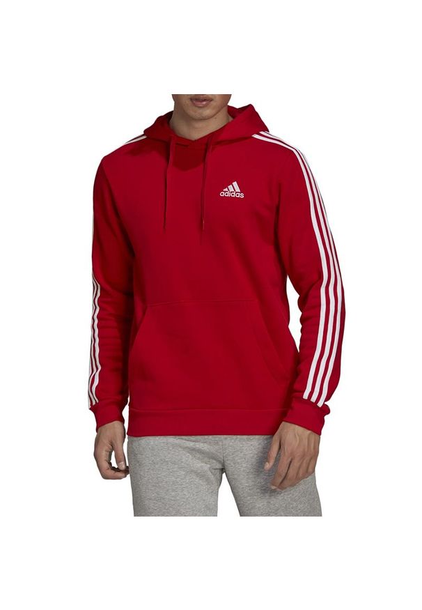 Adidas - Bluza adidas Essentials Fleece 3-Stripes Hoodie GU2523 - czerwona. Typ kołnierza: kaptur. Kolor: czerwony. Materiał: bawełna, poliester, wiskoza. Wzór: aplikacja. Styl: klasyczny