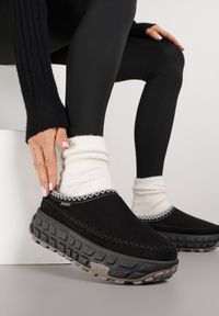 Born2be - Czarne Niskie Śniegowce na Grubej Tłoczonej Podeszwie Arevire. Okazja: na co dzień. Kolor: czarny. Materiał: jeans. Styl: casual #3