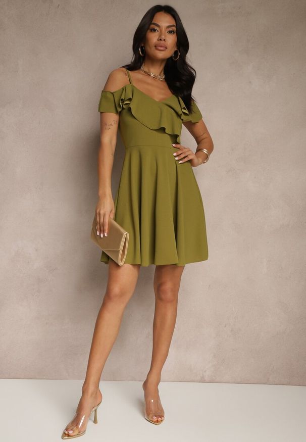 Renee - Jasnozielona Rozkloszowana Sukienka na Ramiączkach z Falbankami Milauri. Okazja: na spacer, na imprezę. Typ kołnierza: kołnierz z falbankami. Kolor: zielony. Długość rękawa: na ramiączkach. Sezon: lato. Typ sukienki: rozkloszowane