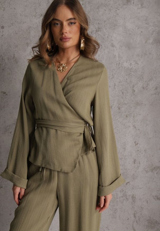 Renee - Zielona Wiskozowa Bluzka z Kopertowym Dekoltem i Wiązaniem z Boku Velarila. Typ kołnierza: dekolt kopertowy. Kolor: zielony. Materiał: wiskoza